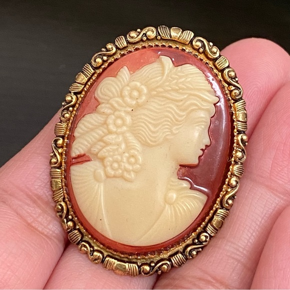 Vintage Unsigned Victorian Lady Cameo Brooch - Picture 8 of 10
